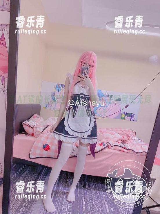 在AT鲨的长腿世界中，精选美图展现无尽性感与优雅.txt