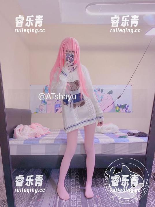 AT鲨的私拍图集：麻衣学姐演绎时尚与青春的完美交融.txt