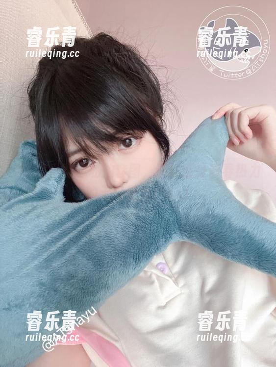 AT鲨小背心私拍套图，让你感受青春热力的无限魅力！.txt