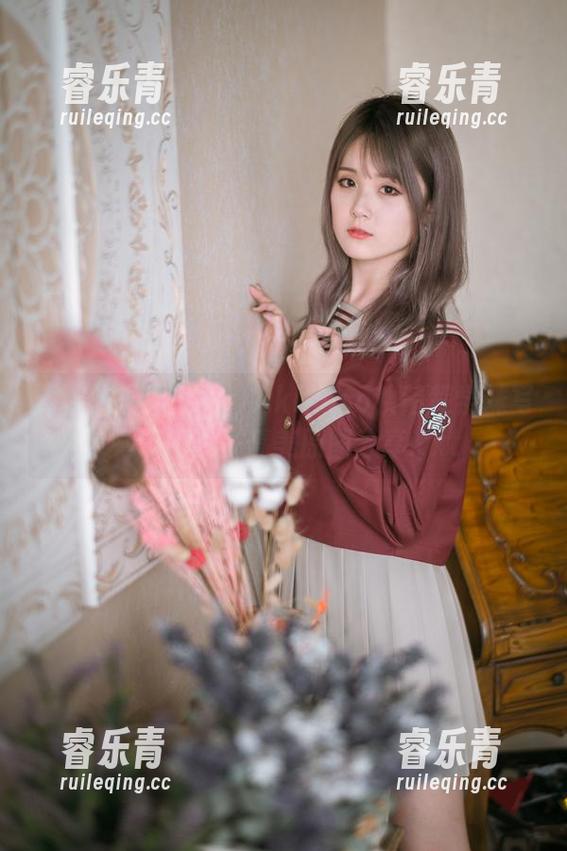 深秋的温柔瞬间：Akisoso秋楚楚学妹写真作品集及精美原图分享.txt