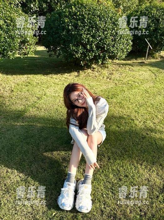 Feilin嗲囡囡 - 探索伍月yuer灰丝作品的无圣光之美，感受浓厚艺术气息.txt