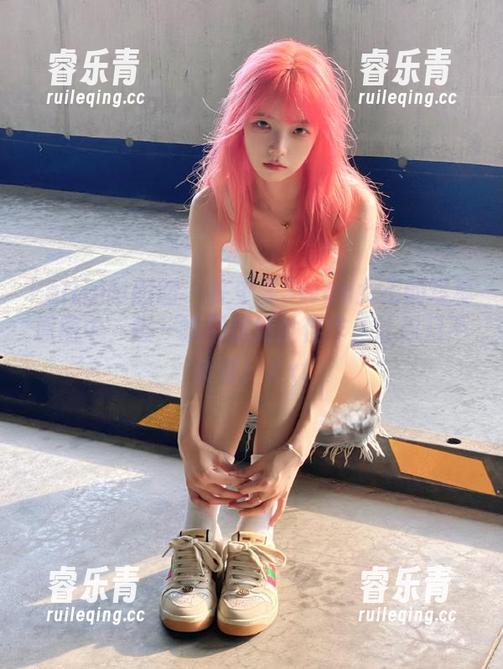 Feilin嗲囡囡 - 在史雯Swan女王的写真原图中，每一帧都是绝世佳作，让你目不转睛！.txt