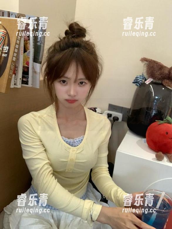 Feilin嗲囡囡-娜依灵儿 Feilin嗲囡囡 - 畅游在少女梦境中:娜依灵儿私拍原图集,尽显年轻纯真之美.txt
