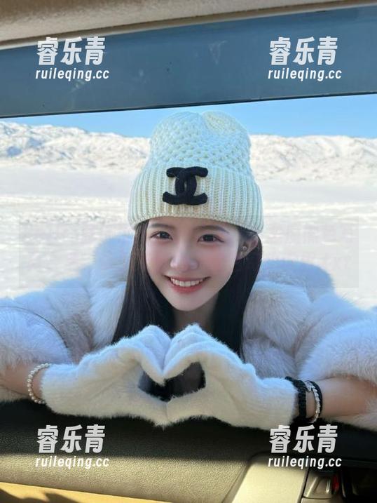 Feilin嗲囡囡 - 私拍之美：小恶魔黑色写真合集，带你走进她的黑色幻想世界.txt