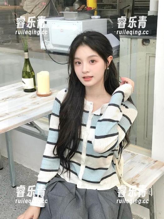 Feilin嗲囡囡 - 探索栗子Riz制服系列美图，发现最迷人的套图风格.txt