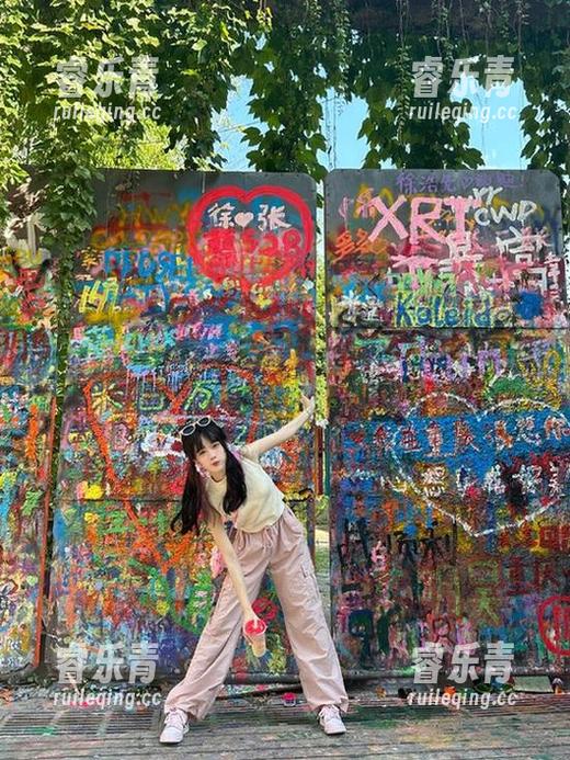 GIRLT果团网 - 完整呈现松果儿私拍礼服原图，流露出自信与优雅.txt