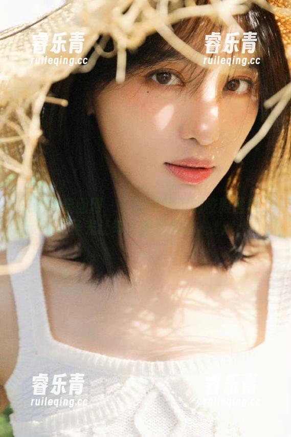 GIRLT果团网 - 走进莫雅琪的校服世界：无圣光让每张图片更动人.txt