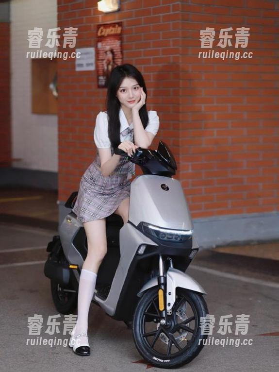 HuaYang花漾-尤妮丝egg HuaYang花漾 - 尤妮丝egg连衣裙套图高清呈现:无圣光中展现女性的柔美力量.txt
