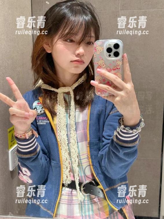 HuaYang花漾 - 绮里嘉ula精彩校园写真图库，高清画面讲述属于她的校园生活.txt