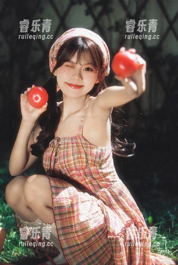 HuaYang花漾 - 陈秋雨短裤写真图包，观看她如何展现独特的个人风格.txt