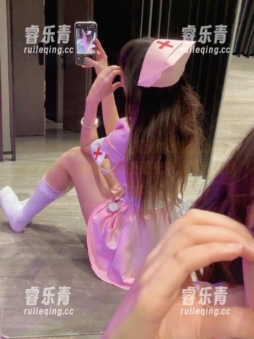 MFStar模范学院 - 探索NaNa_baby的泳池私拍套图，感受阳光和水的完美结合.txt