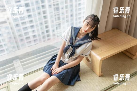 梦幻般的喵糖映画私房图集：制服少女的魅力故事，陪你追寻美好时光.txt
