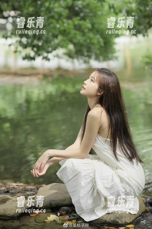 MiiTao蜜桃社 - 贴近自然的佩琦Pinky：泳池写真原图，感受水与光的完美交融.txt