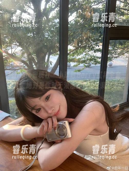 MiiTao蜜桃社 - 小草莓Berry红裙全套图片，绝对是你对于浪漫的最佳诠释！.txt