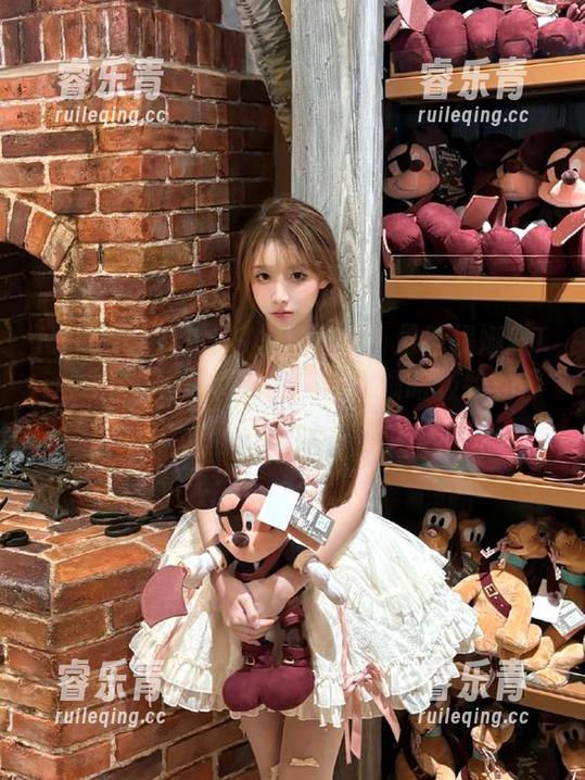 MiiTao蜜桃社 - 震撼登场！最新缇娜美Tinami油亮写真原图，带你领略极致美学！.txt