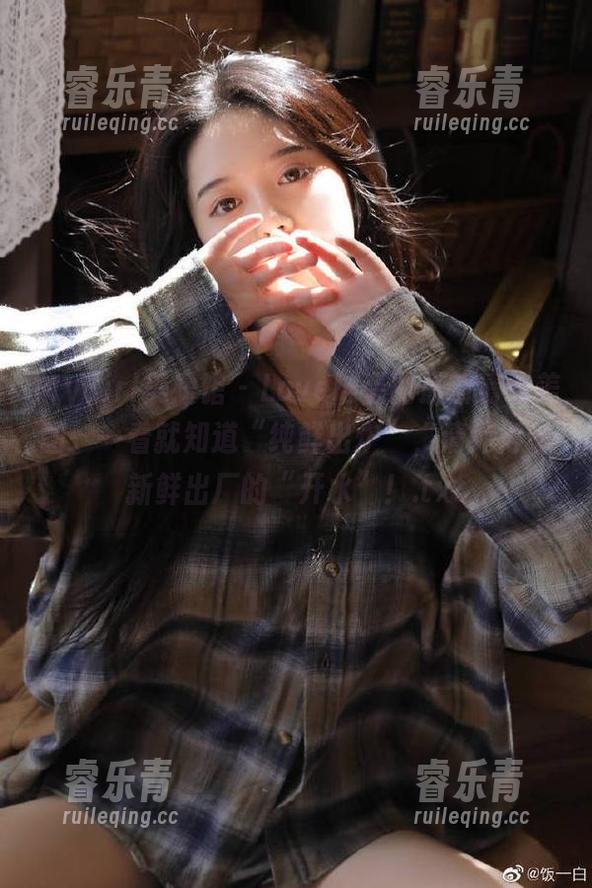 MyGirl美媛馆 - Love陆瓷的最新清纯美图：一看就知道“纯鲜出炉”，清纯得像新鲜出厂的“开水”！.txt