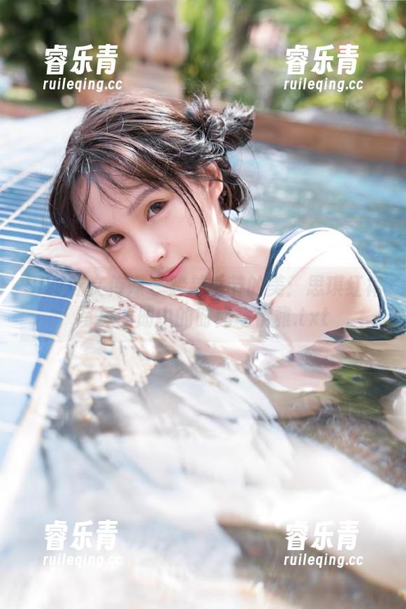 SIW斯文传媒 - 跨越季节的美：思琪红裙写真图册中的时尚与优雅.txt