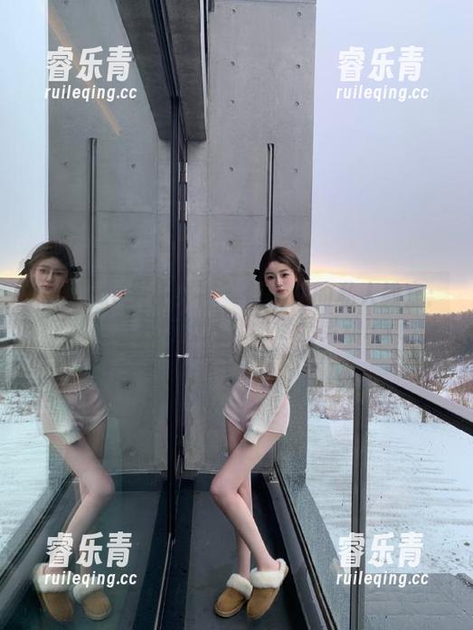 TouTiao头条女神 - 信悦儿的私人教室：私拍系列与精致套图尽显灵动.txt