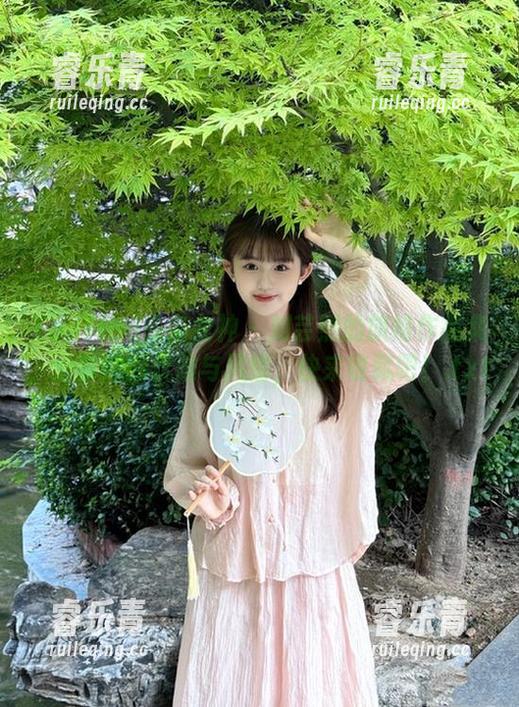 TouTiao头条女神 - 刘芸熙的旗袍作品集，分享她的优雅与风情，快来收藏吧！.txt