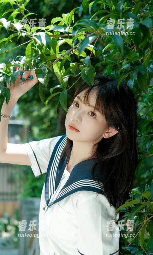 UGirls尤果网 - 看乔依琳如何完美驾驭制服，带来一场美图与套图的盛宴！.txt