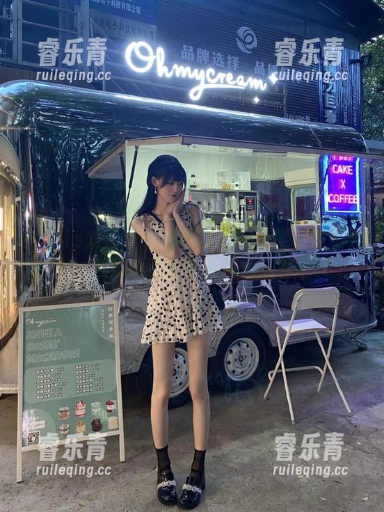 UGirls尤果网-娜依灵儿 UGirls尤果网 - 娜依灵儿泳池笑颜如花合集:撩动心弦的迷人图片盛宴.txt