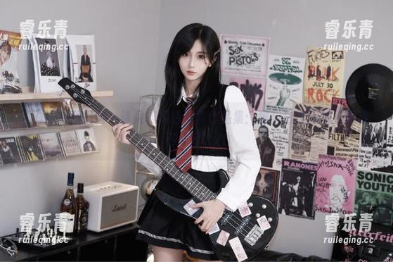 UGirls尤果网 - 诗朵雅黑色写真作品集：黑与白之间的美丽资源分享.txt
