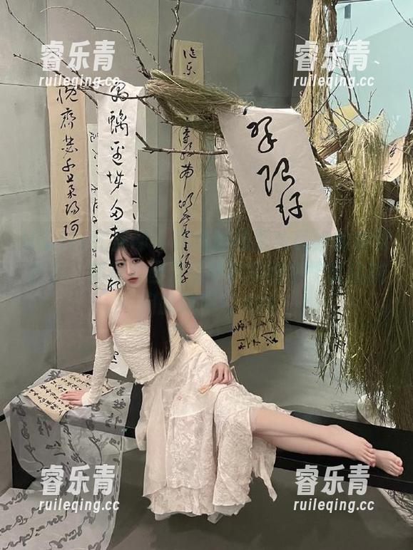 UGirls尤果网 - 探索阿依努尔瓦娅的视觉艺术：旗袍套图作品带你领略中华文化的绚丽风采！.txt