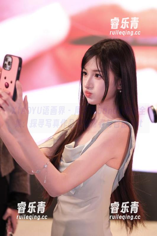XIAOYU语画界 - 周于希Sandy短裤全集：探寻写真作品中的青春与自由.txt