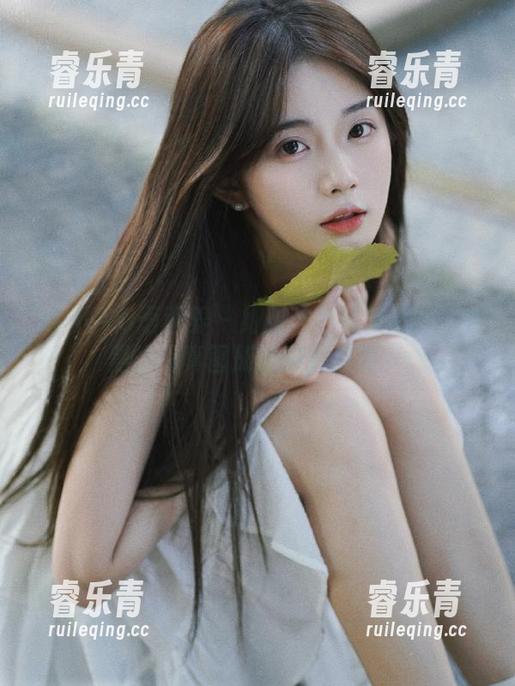 XIAOYU语画界 - 细腻与热情交织：玥儿玥黑丝写真图册的幕后故事.txt