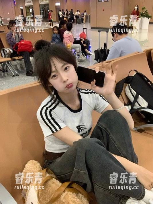 Xiuren秀人网 - 高清图库展示：Egg尤妮丝在海边的唯美瞬间，带你领略海洋的魅力.txt