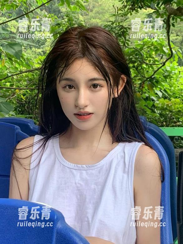 Xiuren秀人网 - 感受Luffy菲菲浴室写真精选：在柔和灯光下，她的美丽与魅力尽情绽放.txt