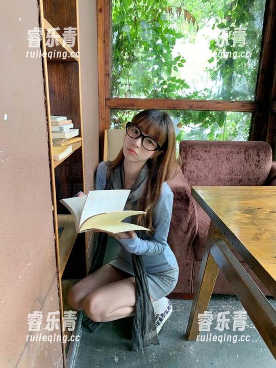 Xiuren秀人网 - 伊一Moon的在线油亮之旅，原图记录她的独特生活态度！.txt