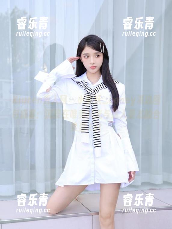 Xiuren秀人网 - 小蛮妖_honey海边图包盛宴：沉浸在唯美风光与迷人姿态的合集里.txt