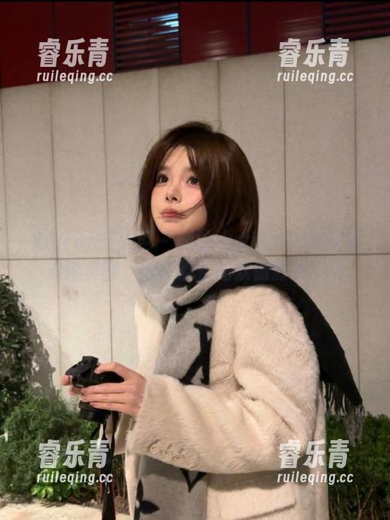 Xiuren秀人网-晗大大Via Xiuren秀人网 - 和晗大大Via一起探索泳池美图,分享夏日的欢愉时光.txt