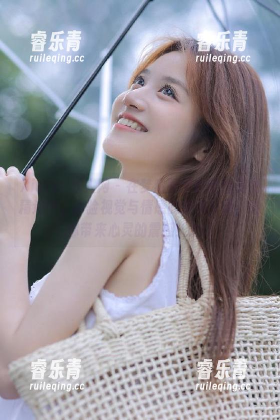 Xiuren秀人网 - 在梦然同学的镂空美图精选中，体验视觉与情感的完美交融，给你带来心灵的震撼！.txt