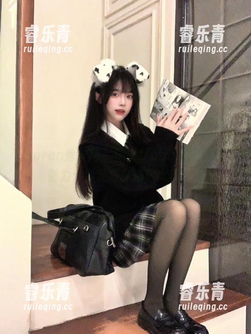 Xiuren秀人网 - 沫晓伊baby展现夏日魅力：泳装写真精选大赏.txt