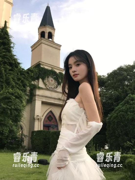Xiuren秀人网 - 程程程的校园写真之旅：每一张原图都像是一首青春的诗！.txt