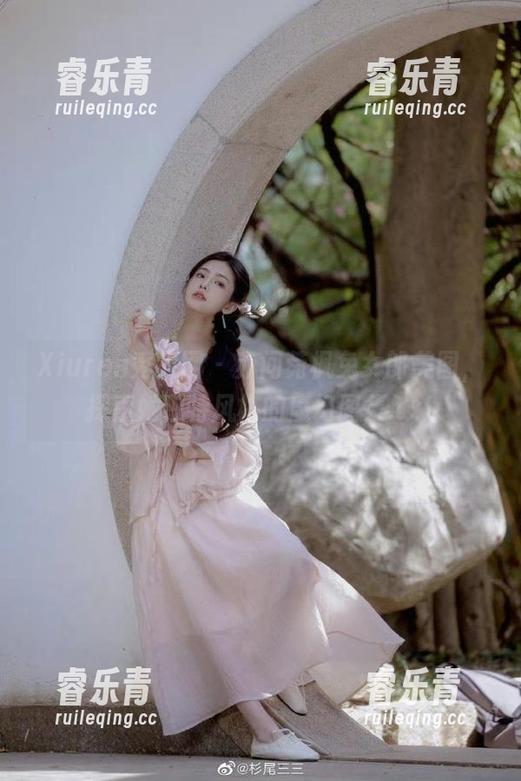 Xiuren秀人网 - 赤间菀枫兔女郎美图，探索她独特风格的魔幻图集.txt