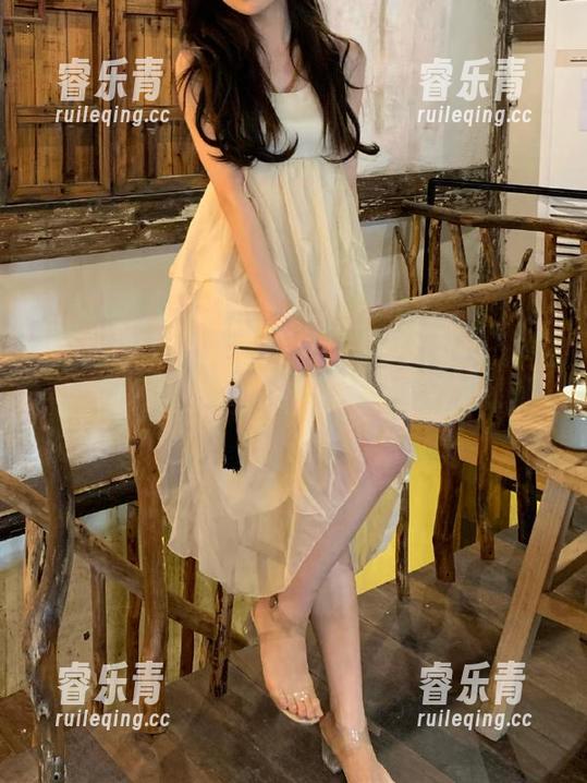 Xiuren秀人网 - 感受阳光与影子的交织：陈思琪Art的天台写真作品集微醺美好.txt