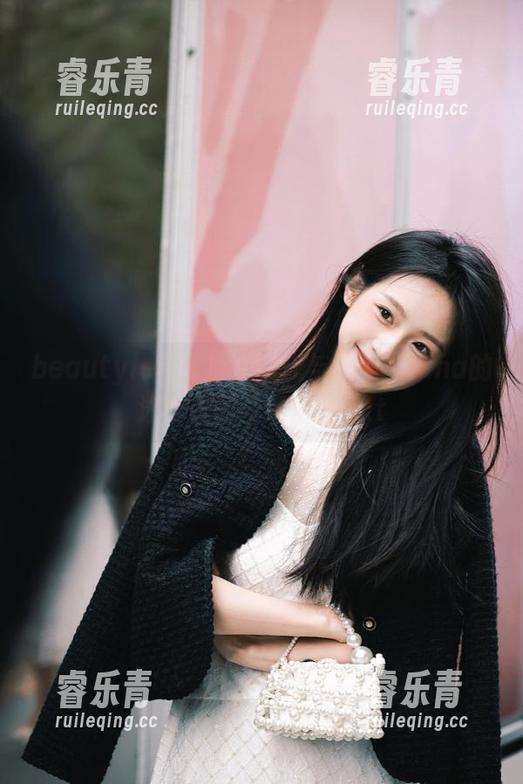 beautyleg - 拥抱阳光与海滩：Tina的泳衣美图壁纸精选.txt