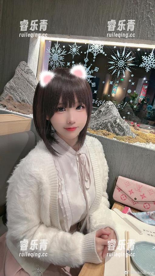 miko酱ww的天台写真套图，传递出无与伦比的私拍艺术.txt