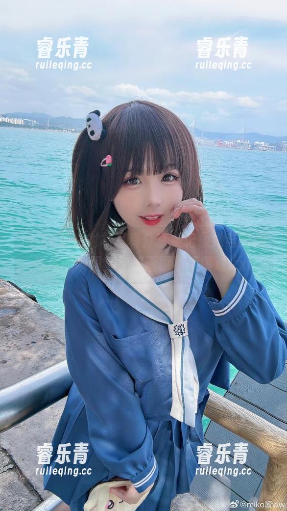 Miko酱白衬衫写真分享，记录她与时尚碰撞的瞬间，绝美画面不可错过.txt