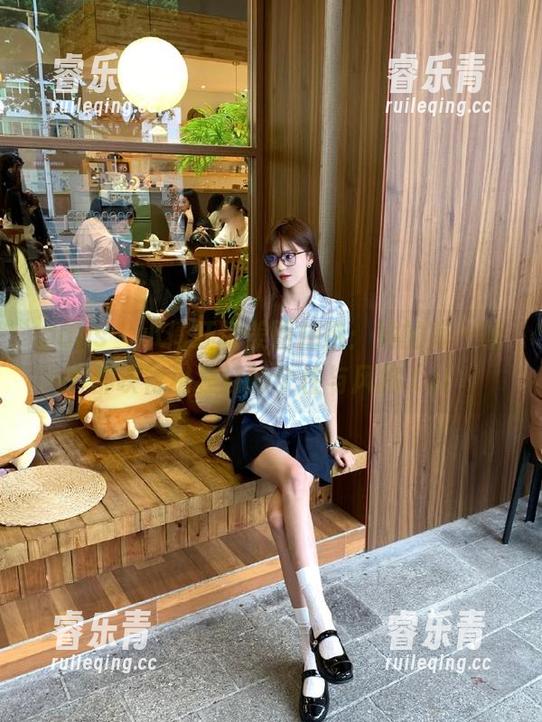 pans - 小倩红裙美图精选：她的每一帧都映衬出独特的个性与风格.txt
