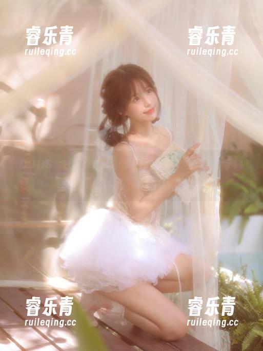 pans-小青 pans - 小青展现时尚气息,连衣裙写真壁纸带你领略不同风格.txt