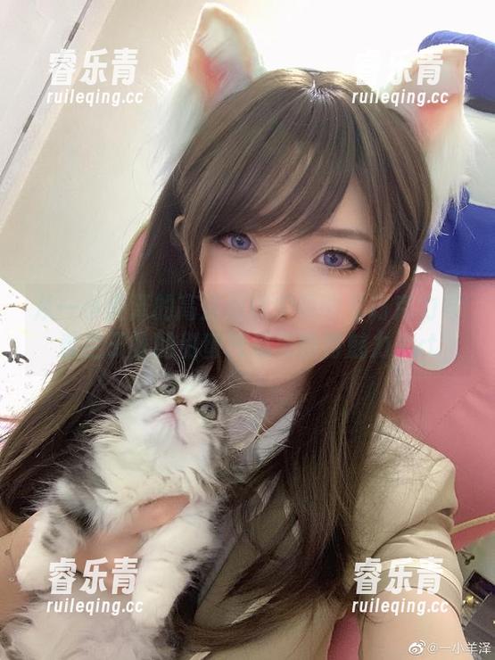 一小央泽 从一小央泽的高清原图中领略《巧克力与香兰子》的甜蜜气息与独特魅力.txt