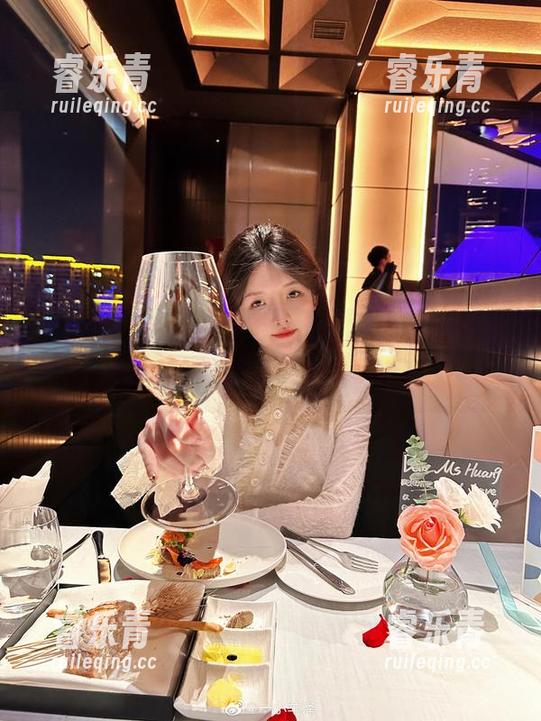 一小央泽的约会女友写真，让图库中的浪漫瞬间让你心动不已！.txt