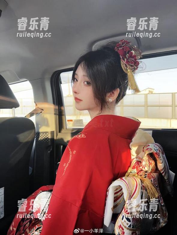 一小央泽奶牛系列写真：在无圣光中展现真实之美.txt