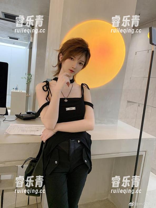 一小央泽 一小央泽黑丝美图精选,光影交错间你看到了什么?.txt