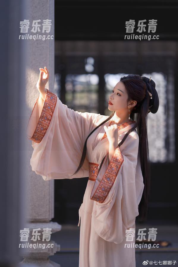 笑到岔气的七七娜娜子：精选普利茅斯女仆cos，绝对颠覆你的想象！.txt