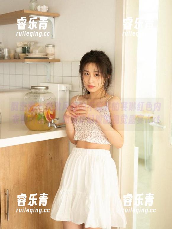 微密圈 - 雅致风格的不爱笑的赛琳红色内衣照片合集，宛如梦幻般的视觉盛宴.txt